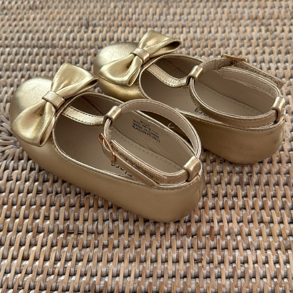 Felix & Flora Gold Shoes - toodler sz 8 - Picture 4 of 5
